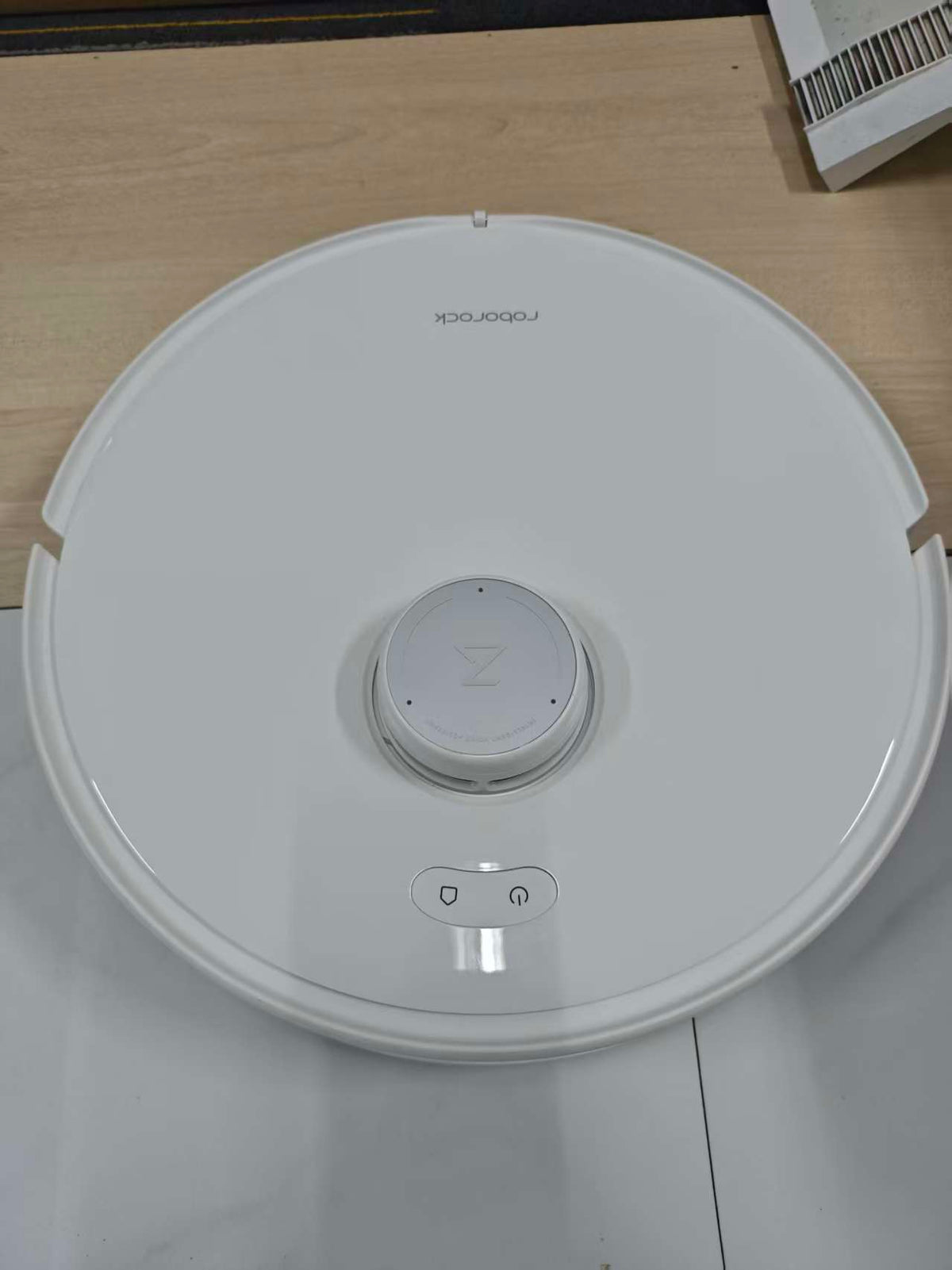 9.25 Auction Roborock Qrevo Curv - Certified Refurbished